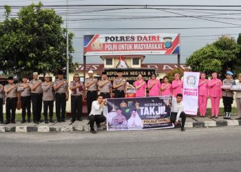 Polres Dairi menggelar kegiatan sosial dengan membagikan takjil kepada masyarakat, bertempat di depan Mapolres Dairi. Senin (02/03/2026).