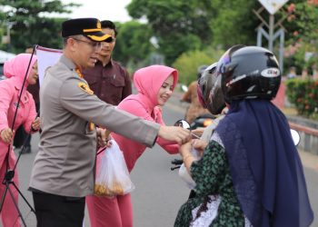 Kapolres Seruyan, AKBP BEDDY SUWENDI, S.H., S.I.K., memimpin langsung kegiatan pembagian takjil kepada masyarakat di Jalan A. Yani, Kuala Pembuang, pada Selasa, 03 Maret 2026, mulai pukul 16.30 WIB.