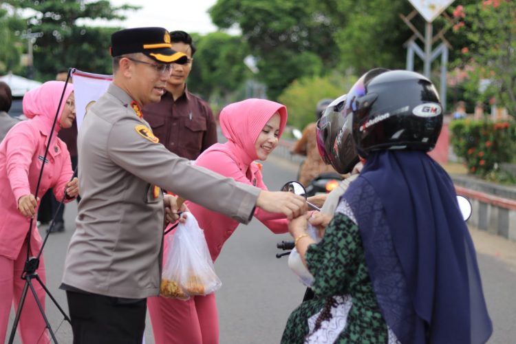 Kapolres Seruyan, AKBP BEDDY SUWENDI, S.H., S.I.K., memimpin langsung kegiatan pembagian takjil kepada masyarakat di Jalan A. Yani, Kuala Pembuang, pada Selasa, 03 Maret 2026, mulai pukul 16.30 WIB.