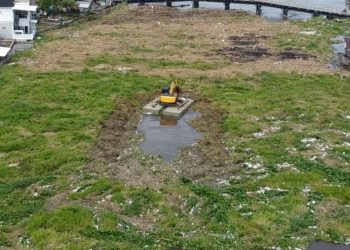 Alat berat pun diturunkan untuk mempercepat proses pembersihan demi mencegah potensi banjir.