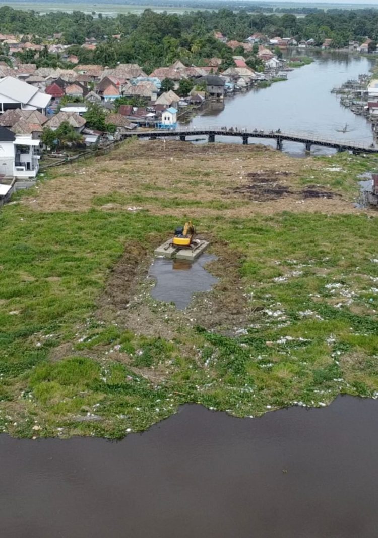 Alat berat pun diturunkan untuk mempercepat proses pembersihan demi mencegah potensi banjir.