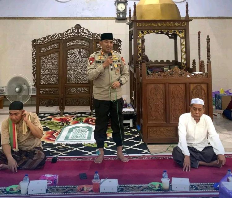 Dansatbrimob Polda Kalteng Kombes Pol. Irwan Jaya, S.I.K., beserta para Pejabat Utama (PJU) Satbrimob Polda Kalteng menggelar kegiatan buka puasa bersama masyarakat setempat.