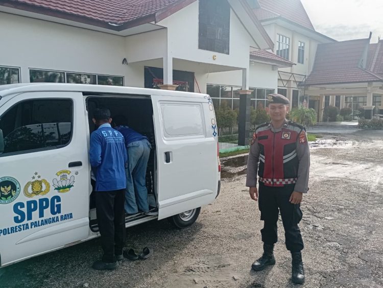 Satuan Samapta (Satsamapta) Polresta Palangka Raya melaksanakan patroli sekaligus pengawalan pendistribusian ke sejumlah sekolah.