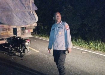 Peristiwa tersebut melibatkan satu unit sepeda motor Yamaha Jupiter tanpa nomor polisi yang dikendarai seorang remaja berinisial Radit (17) dengan satu unit dump truck tronton Hino warna kuning Nomor Polisi L 8804 UG yang dikemudikan Agung Permana Kurniawan (32).