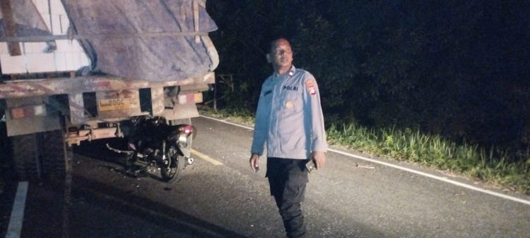 Peristiwa tersebut melibatkan satu unit sepeda motor Yamaha Jupiter tanpa nomor polisi yang dikendarai seorang remaja berinisial Radit (17) dengan satu unit dump truck tronton Hino warna kuning Nomor Polisi L 8804 UG yang dikemudikan Agung Permana Kurniawan (32).