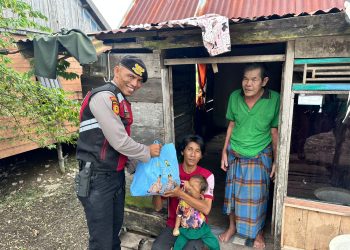 Personel Satuan Samapta Polres Ogan Ilir melaksanakan kegiatan penyaluran bantuan sosial berupa paket sembako dari Kapolda Sumatera Selatan kepada masyarakat yang membutuhkan di wilayah hukum Polres Ogan Ilir, Selasa (3/3/2026).