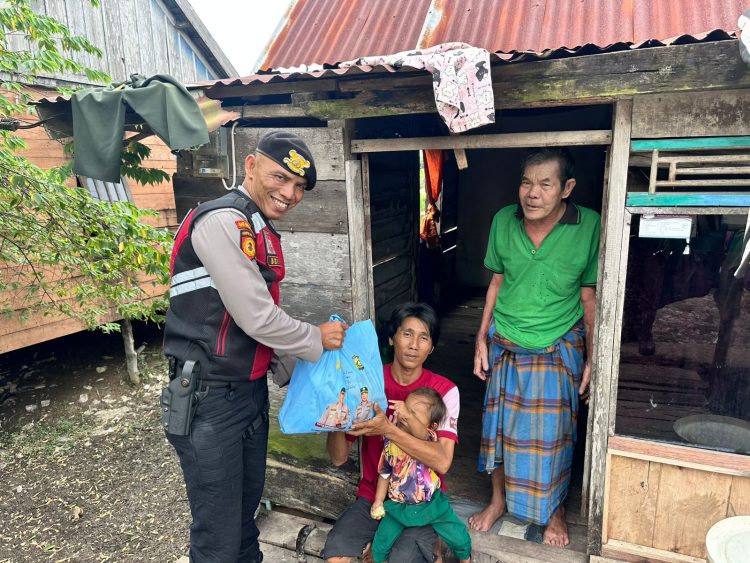 Personel Satuan Samapta Polres Ogan Ilir melaksanakan kegiatan penyaluran bantuan sosial berupa paket sembako dari Kapolda Sumatera Selatan kepada masyarakat yang membutuhkan di wilayah hukum Polres Ogan Ilir, Selasa (3/3/2026).