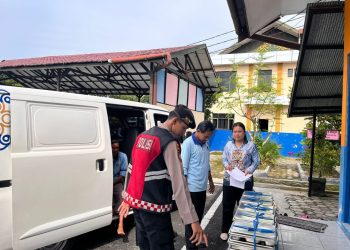 personel Satuan Samapta Polresta Palangka Raya melaksanakan patroli dan pengawalan pendistribusian MBG ke sejumlah sekolah di Kota Palangka Raya, Kamis (5/3/2026).