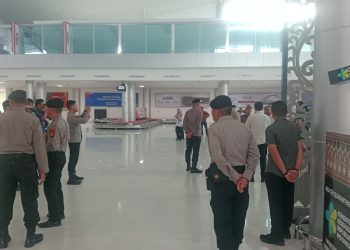 Kegiatan pengamanan tersebut dilaksanakan oleh personel Pos Pengamanan (Pos PAM) Bandara yang dipimpin oleh AKP Sakuri selaku perwira pengendali (Padal) bersama anggota yang bertugas melakukan patroli di sejumlah titik strategis di area bandara.