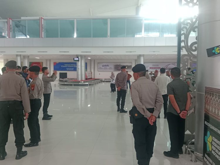 Kegiatan pengamanan tersebut dilaksanakan oleh personel Pos Pengamanan (Pos PAM) Bandara yang dipimpin oleh AKP Sakuri selaku perwira pengendali (Padal) bersama anggota yang bertugas melakukan patroli di sejumlah titik strategis di area bandara.