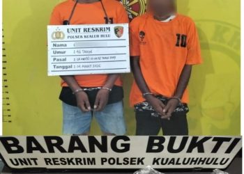 petugas mengamankan dua pria berinisial IS (47) dan AG (41), keduanya warga Kecamatan Datuk Bandar, Kota Tanjung Balai. Dari tangan para tersangka, polisi menemukan barang bukti berupa 47 butir pil ekstasi warna oranye dengan berat bruto 18,29 gram, empat unit handphone berbagai merek, uang tunai Rp3.000.000, serta satu unit sepeda motor Honda Vario warna merah BK 6259 QAI.