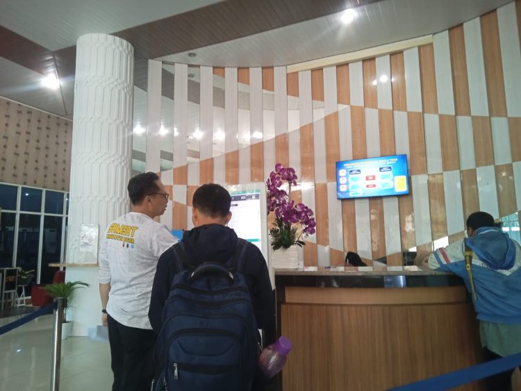 Pada Jum’at pagi, 06 Maret 2026, petugas Samsat Kabupaten Bogor memberikan penjelasan langsung kepada masyarakat terkait mekanisme penertiban STNK dan TNKB (Tanda Nomor Kendaraan Bermotor) sesuai dengan ketentuan yang berlaku.