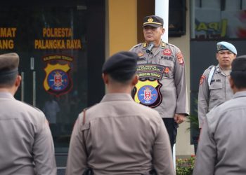 Kasiwas Polresta Palangka Raya AKP Johanes Wim­bo Nirwono memimpin apel pagi yang diikuti para Kabag, Kasat, Kasi, perwira, bintara serta ASN Polresta Palangka Raya di halaman Mapolresta setempat