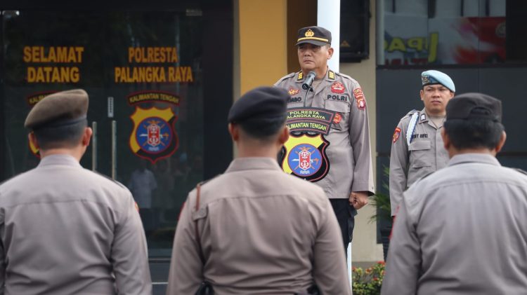 Kasiwas Polresta Palangka Raya AKP Johanes Wimbo Nirwono memimpin apel pagi yang diikuti para Kabag, Kasat, Kasi, perwira, bintara serta ASN Polresta Palangka Raya di halaman Mapolresta setempat