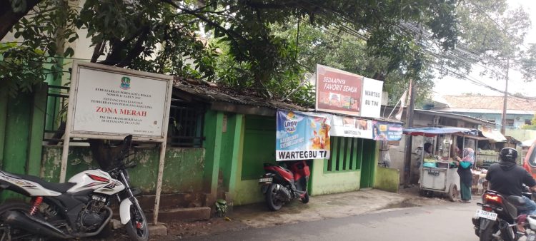 Larangan berjualan di zona merah telah jelas tertera, namun masih banyak PKL yang mengabaikan aturan tersebut.