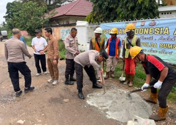 Jajaran Sat Binmas Polres Ogan Ilir melaksanakan kegiatan kerja bakti berupa pembersihan lingkungan serta penimbunan jalan yang berlobang di wilayah Desa Permata Baru, Kecamatan Indralaya Utara, Kabupaten Ogan Ilir, Jumat (06/03/2026).