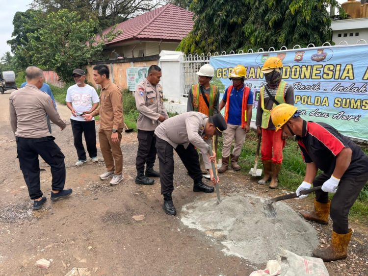 Jajaran Sat Binmas Polres Ogan Ilir melaksanakan kegiatan kerja bakti berupa pembersihan lingkungan serta penimbunan jalan yang berlobang di wilayah Desa Permata Baru, Kecamatan Indralaya Utara, Kabupaten Ogan Ilir, Jumat (06/03/2026).