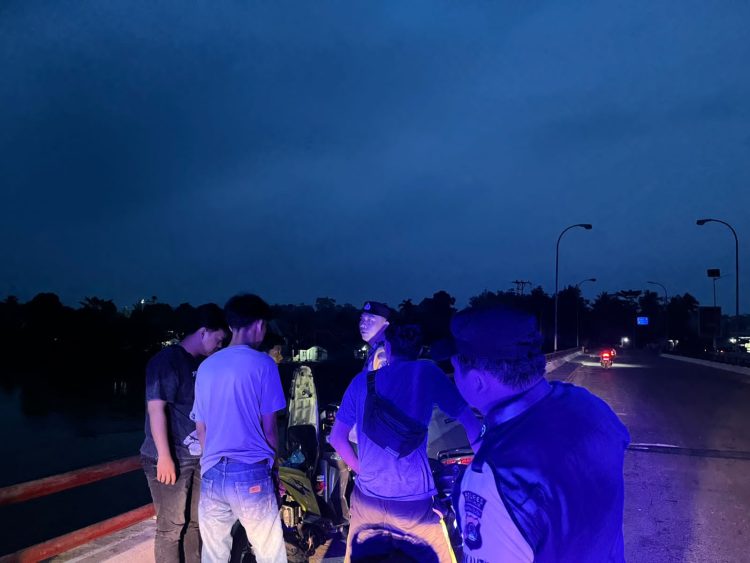 personel Polsek Tanjung Raja melaksanakan kegiatan patroli subuh di sejumlah titik yang dianggap rawan terjadinya gangguan kamtibmas, Jumat (06/03/2026).