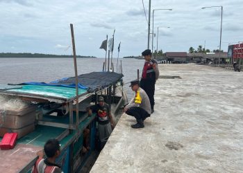 Personel Pamapta bersama Piket Satuan Fungsi Polres Seruyan melaksanakan Patroli Dialogis Presisi di sejumlah lokasi strategis di Kuala Pembuang pada Sabtu (7/3/2026).