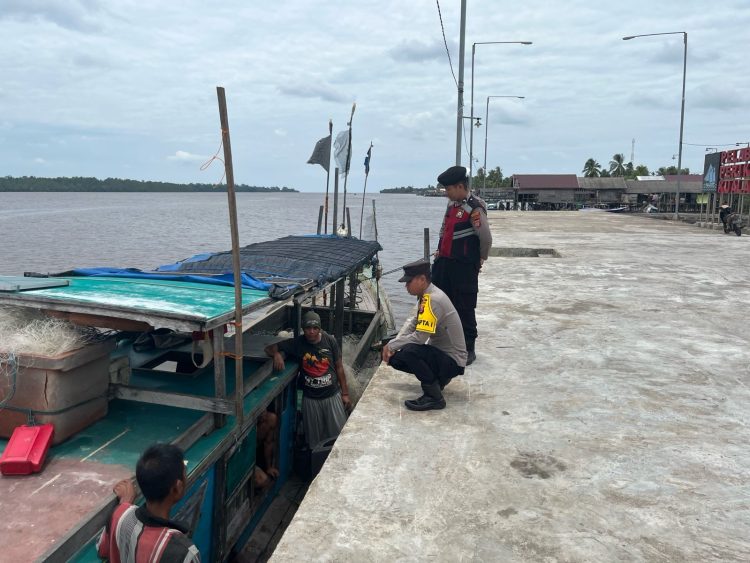 Personel Pamapta bersama Piket Satuan Fungsi Polres Seruyan melaksanakan Patroli Dialogis Presisi di sejumlah lokasi strategis di Kuala Pembuang pada Sabtu (7/3/2026).
