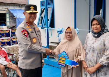 Kepala Kepolisian Daerah Kalimantan Tengah, Irjen Pol Iwan Kurniawan, menyalurkan bantuan bedah rumah dan bantuan sosial kepada masyarakat kurang mampu di Kelurahan Bereng, Kabupaten Pulang Pisau, Sabtu (7/3/2026).