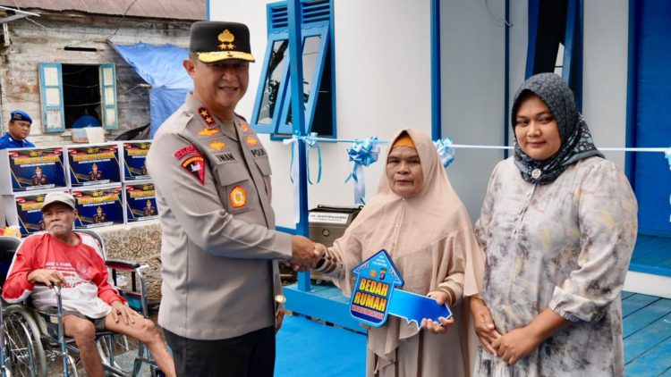 Kepala Kepolisian Daerah Kalimantan Tengah, Irjen Pol Iwan Kurniawan, menyalurkan bantuan bedah rumah dan bantuan sosial kepada masyarakat kurang mampu di Kelurahan Bereng, Kabupaten Pulang Pisau, Sabtu (7/3/2026).