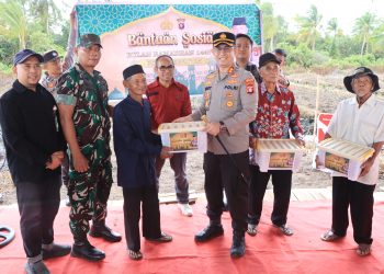 Kapolres Seruyan AKBP Beddy Suwendi, S.H., S.I.K., memimpin langsung kegiatan penyaluran Bantuan Sosial (Bansos) Bulan Ramadhan 1447 Hijriah kepada warga kurang mampu dan lansia di Desa Pematang Limau, Kecamatan Seruyan Hilir, Kabupaten Seruyan, pada Sabtu (7/3/2026) sore.