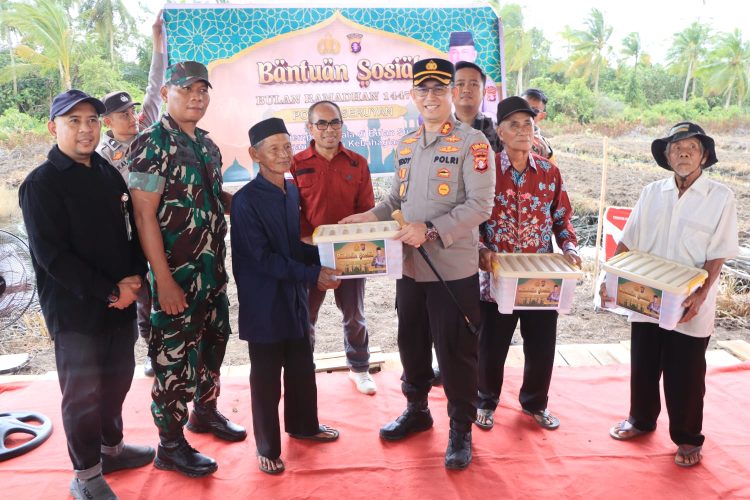 Kapolres Seruyan AKBP Beddy Suwendi, S.H., S.I.K., memimpin langsung kegiatan penyaluran Bantuan Sosial (Bansos) Bulan Ramadhan 1447 Hijriah kepada warga kurang mampu dan lansia di Desa Pematang Limau, Kecamatan Seruyan Hilir, Kabupaten Seruyan, pada Sabtu (7/3/2026) sore.