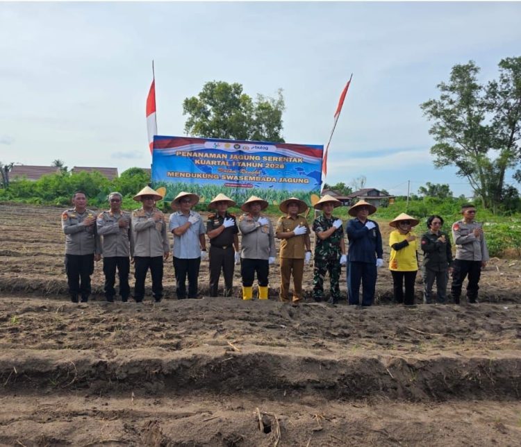 Polresta Palangka Raya bersama unsur Forkopimda melaksanakan kegiatan penanaman jagung sebagai bagian dari Tanam Raya Jagung Serentak Kuartal I Tahun 2026 guna mendukung program ketahanan pangan nasional.