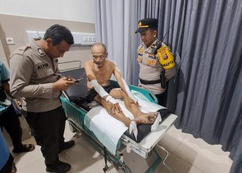 Korban diketahui bernama Eddi Supriyatno (73), yang saat kejadian sedang memperbaiki plafon di dalam bangunan warung kopi tersebut