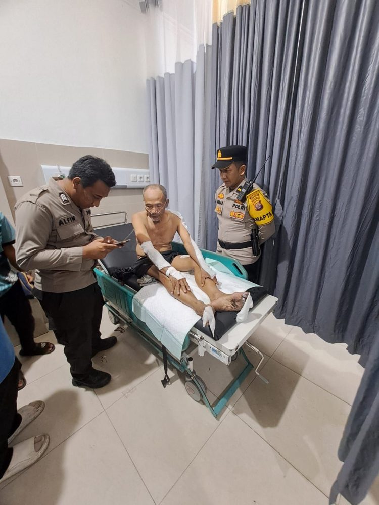 Korban diketahui bernama Eddi Supriyatno (73), yang saat kejadian sedang memperbaiki plafon di dalam bangunan warung kopi tersebut