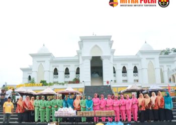 Bhayangkari Cabang Soppeng menunjukkan kepeduliannya kepada masyarakat dengan menggelar kegiatan berbagi takjil kepada para pengguna jalan di depan pelataran Masjid Raya Agung Darussalam Soppeng, Sabtu (7/3/2026).