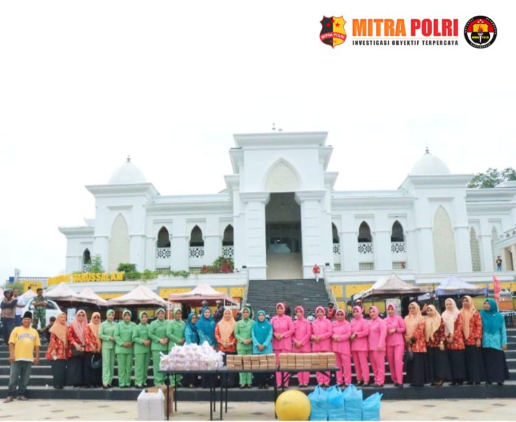 Bhayangkari Cabang Soppeng menunjukkan kepeduliannya kepada masyarakat dengan menggelar kegiatan berbagi takjil kepada para pengguna jalan di depan pelataran Masjid Raya Agung Darussalam Soppeng, Sabtu (7/3/2026).