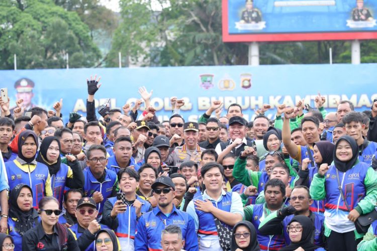 Sebanyak 5.000 pengemudi ojek online dan pekerja dari berbagai organisasi buruh mengikuti Apel Ojol dan Buruh Kamtibmas yang dipimpin langsung oleh Kapolri Jenderal Polisi Drs. Listyo Sigit Prabowo, M.Si. di Stadion Bumi Sriwijaya, Palembang, Minggu pagi (8/3/2026).