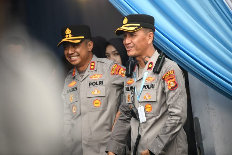 Kapolres Ogan Ilir AKBP Bagus Suryo Wibowo, S.I.K yang tampak turun langsung bersama Waka Polres Kompol Helmi Ardiansyah, turun langsung mengatur personil mulai dari persiapan hingga kedatangan Kapolri untuk memastikan serta mengantisipasi gangguan Kamtibmas.