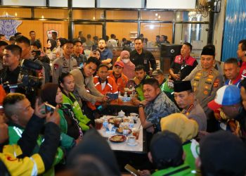 Kapolri Jenderal Polisi Drs. Listyo Sigit Prabowo, M.Si. menyambangi komunitas pengemudi ojek online di Kedai Ado, Jalan POM IX Kampus Palembang, Sabtu (7/3/2026) malam.