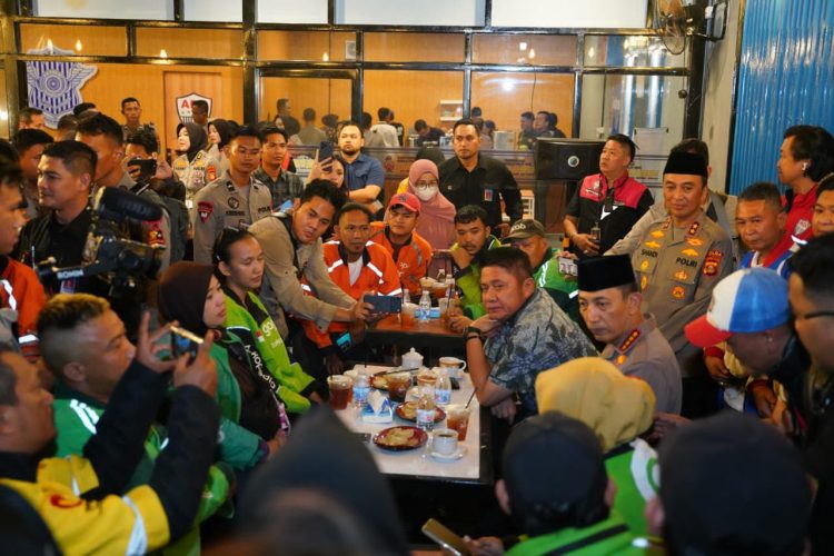 Kapolri Jenderal Polisi Drs. Listyo Sigit Prabowo, M.Si. menyambangi komunitas pengemudi ojek online di Kedai Ado, Jalan POM IX Kampus Palembang, Sabtu (7/3/2026) malam.