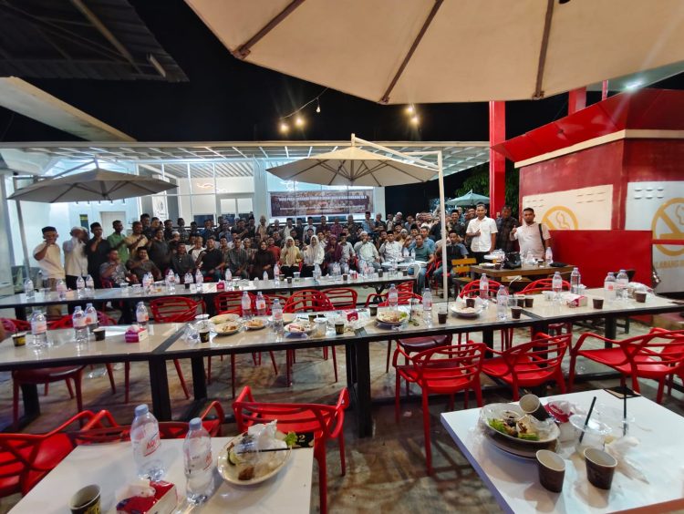 Forum Keurani Aceh Utara (FORKARA) menggelar acara Buka Puasa Bersama ke-5 yang berlangsung khidmat disalah satu cafe Matangkuli, Minggu (08/03/2026).