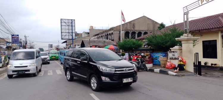 Kemacetan merupakan pemandangan biasa di depan Polsek Citeureup