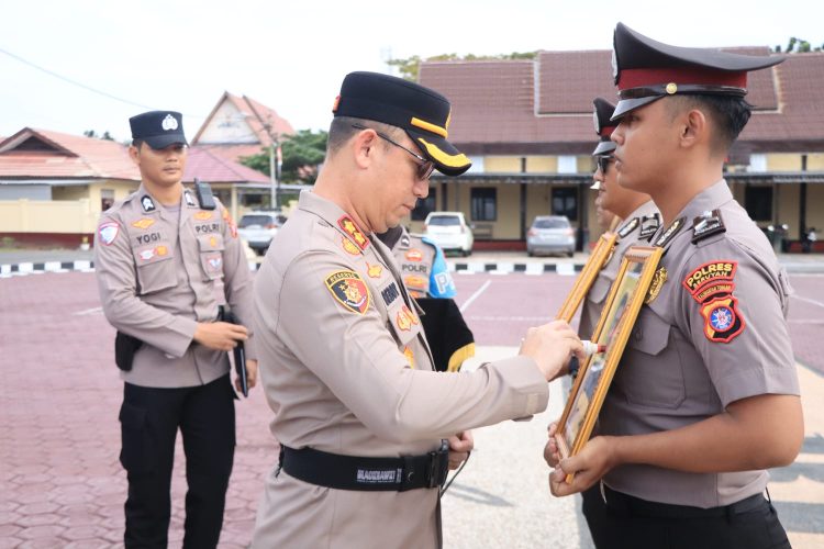Upacara PTDH tersebut dipimpin langsung oleh Kapolres Seruyan AKBP BEDDY SUWENDI, S.H., S.I.K, selaku Inspektur Upacara.