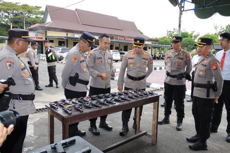 Senin pagi 09 Maret 2026 pukul 08.30 WIB, telah dilaksanakan kegiatan Pengecekan Senjata Api (Senpi) dan Amunisi Inventaris milik Polres Seruyan. Kegiatan ini merupakan bagian dari upaya pengawasan dan pengendalian internal guna memastikan kesiapan personel dalam melaksanakan tugas.