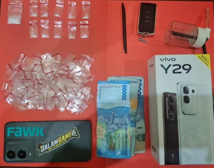 Satuan Reserse Narkoba (Satresnarkoba) Polres Seruyan mengamankan dua pria berinisial I.A. dan H.R. yang diduga terlibat dalam peredaran narkotika jenis sabu di sebuah rumah kontrakan di kawasan Jalan Samudin Gang Kauman, Kuala Pembuang I, Kecamatan Seruyan Hilir, Kabupaten Seruyan, Kalimantan Tengah, Sabtu (7/3/2026) sekitar pukul 13.00 WIB.