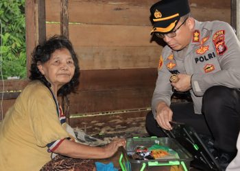 Kapolres Seruyan AKBP Beddy Suwendi, S.H., S.I.K., memimpin langsung kegiatan penyaluran Bantuan Sosial (Bansos) kepada masyarakat kurang mampu di Desa Persil Raya, Kecamatan Seruyan Hilir, Kabupaten Seruyan, pada Senin (9/3/2026) sore.