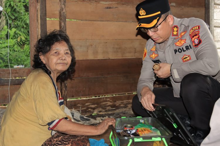 Kapolres Seruyan AKBP Beddy Suwendi, S.H., S.I.K., memimpin langsung kegiatan penyaluran Bantuan Sosial (Bansos) kepada masyarakat kurang mampu di Desa Persil Raya, Kecamatan Seruyan Hilir, Kabupaten Seruyan, pada Senin (9/3/2026) sore.