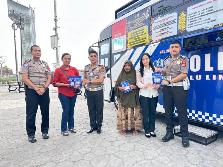 Kegiatan pelayanan yang dilaksanakan oleh Unit Regident Satlantas Polresta Palangka Raya ini berlangsung di Pos Lantas Bundaran Besar, yang menjadi salah satu pusat keramaian masyarakat saat menunggu waktu berbuka puasa.