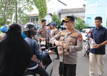 Kapolres Seruyan AKBP Beddy Suwendi, S.H., S.I.K., memimpin langsung kegiatan Polres Seruyan Berbagi Takjil Ramadhan Berkah 1447 H/2026 M di Jalan Ais Nasution, tepatnya di depan Kantor Satpolairud Polres Seruyan, pada Senin (9/3/2026) sore.