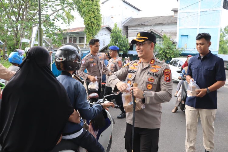 Kapolres Seruyan AKBP Beddy Suwendi, S.H., S.I.K., memimpin langsung kegiatan Polres Seruyan Berbagi Takjil Ramadhan Berkah 1447 H/2026 M di Jalan Ais Nasution, tepatnya di depan Kantor Satpolairud Polres Seruyan, pada Senin (9/3/2026) sore.