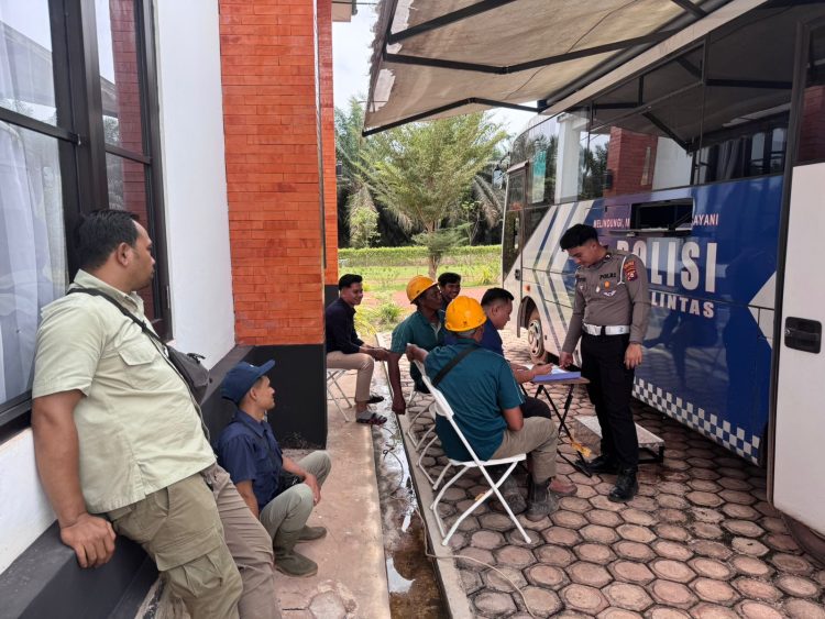 Satuan Lalu Lintas (Sat Lantas) Polres Seruyan melaksanakan pelayanan SIM Keliling kepada masyarakat di Halaman Kantor Besar PT. Sawitmas Nugraha Perdana, Kecamatan Pembuang Hulu, Hanau, Kabupaten Seruyan, pada Rabu (11/3/2026) pagi.