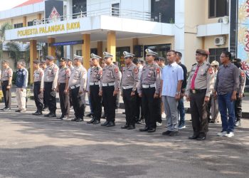 Kepala Seksi Umum (Kasium) Polresta Palangka Raya, Iptu Eko Puji Rahayu memimpin pelaksanaan apel pagi yang diikuti para Kabag, Kasat, Kasi, perwira, Bintara serta ASN di lingkungan Polresta Palangka Raya.