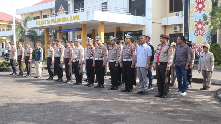 Kepala Seksi Umum (Kasium) Polresta Palangka Raya, Iptu Eko Puji Rahayu memimpin pelaksanaan apel pagi yang diikuti para Kabag, Kasat, Kasi, perwira, Bintara serta ASN di lingkungan Polresta Palangka Raya.